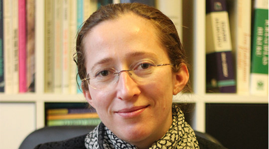 Doç. Dr. Banu Şit Köşgeroğlu, 1991 yılında Ankara Üniversitesi Hukuk Fakültesinde başladığı yükseköğrenimini 1995te tamamlamıştır. Avukatlık stajını 1995-1996 döneminde Ankara Barosunda yapmıştır. Ankara Üniversitesinden, “Milletlerarası Karayolu Taşıma Sözleşmelerinin Düzenlenmesi” (1998) başlıklı teziyle yüksek lisans derecesini ve “Kurumsal Tahkim Açısından Hakem Kararlarının Tanınması ve Tenfizi” (2004) başlıklı teziyle doktor unvanını alan Köşgeroğlu, “Enerji Yatırım Sözleşmeleri ve Bunların Uluslararası Yatırım Anlaşmaları ile Korunması” (2012) adlı kitap (takdim tezi) ile doçent unvanını almıştır. 1997 yılında Milletlerarası Özel Hukuk alanında araştırma görevlisi olarak intisap ettiği Gazi Üniversitesi Hukuk Fakültesindeki görevini öğretim üyesi olarak Hacettepe Üniversitesi Hukuk Fakültesinde sürdürmektedir. Uluslararası ticaret hukuku, milletlerarası tahkim, yabancı mahkeme ve hakem kararlarının tanınması ve tenfizi, yabancı yatırımların ve bu kapsamda enerji yatırımlarının korunması, vatandaşlık hukuku, yabancılar hukuku, kanunlar ihtilafı ve milletlerarası usul hukuku konularında çeşitli yayınları bulunan Köşgeroğlu çok iyi derecede İngilizce bilmektedir. Av. Banu Şit Köşgeroglu